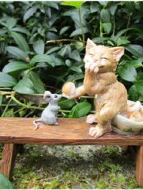 Katze füttert Maus Goblin Deko