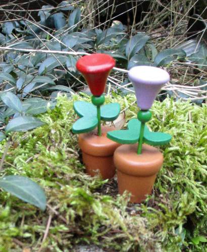 Kleine Blume im Topf aus Holz