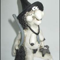 Hexenfigur Elra mit Besen und Wahrsagerkugel