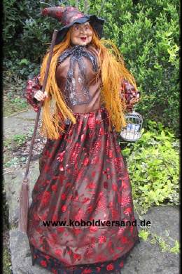 Hexe-Figur im Käfig schimpft und jammert