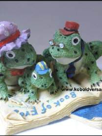 3 Froschfiguren auf einem Buch