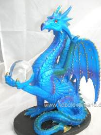 Beleuchteter Drache auf Geode grün