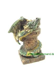 großer Drache  auf Büchern in rot