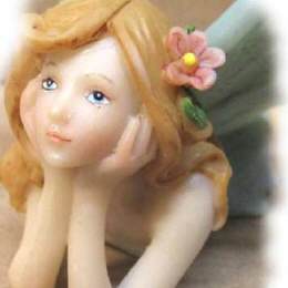 Elfenfigur liegend mit Bl&uuml;te