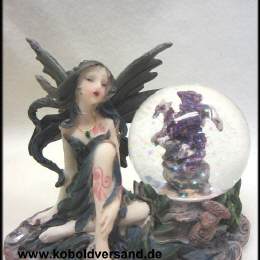 Elfenfigur mit Schneekugel und Einhorn