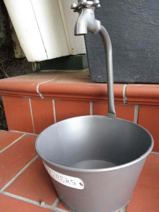 Pflanztopf Zink Wanne und Wasserkran